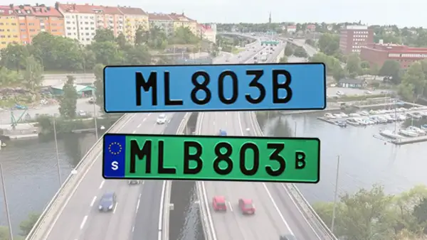 Två registreringsskyltar, en blå med texten ML 803B och en grön med texten MLB 803B, visas över en stadsmiljö med broar och båtar.